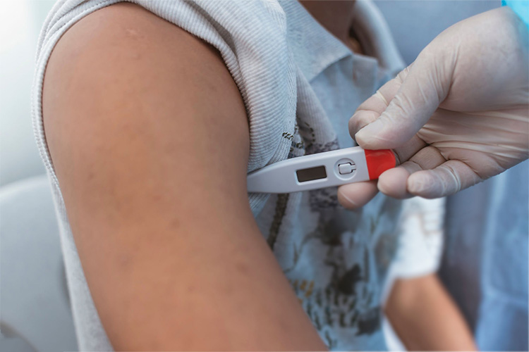 دمای اندازه‌گیری شده با تب سنج دیجیتالی زیر بغل حدود نیم درجه کمتر از دمای واقعی بدن است.